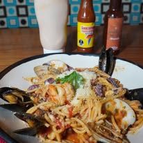 Plato con camarones y ensalada